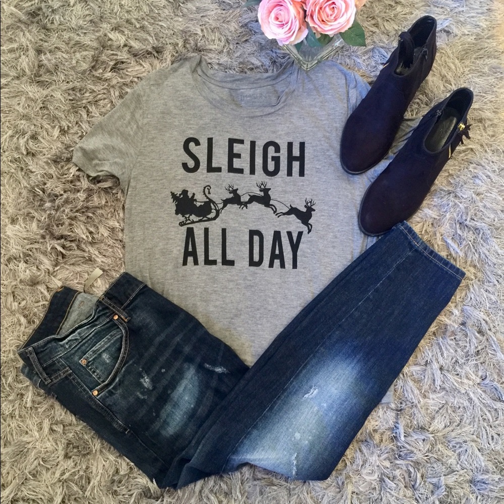 Women’s Christmas Tee☃️❄️☃️